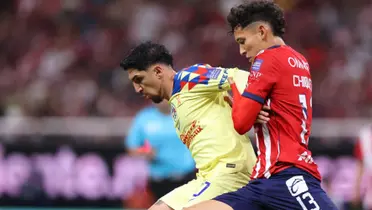 Diego Valdés pelea el balón con Chiquete Orozco en el Chivas vs. América / Foto: Getty Images