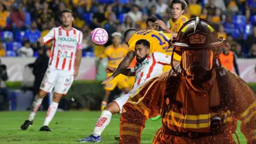 Bombero en Tigres vs Necaxa Foto: Fútbol Total 
