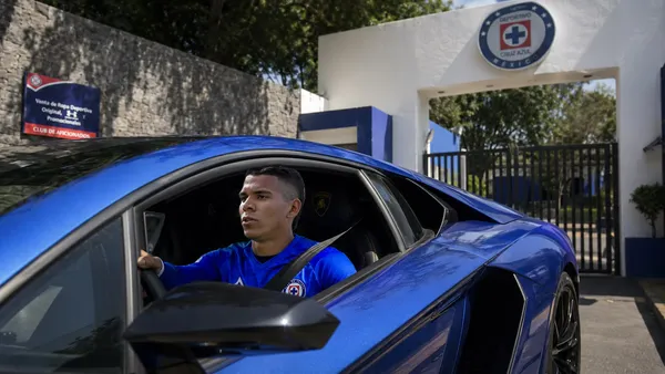 Los lujosos coches que tienen en Cruz Azul