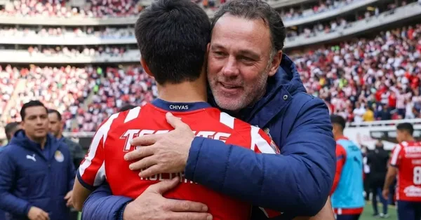 Ilustración digital de Gabriel Milito abrazando a un jugador de Chivas