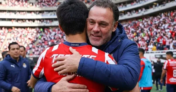 Ilustración digital de Gabriel Milito abrazando a un jugador de Chivas