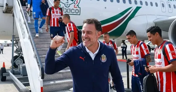 Ilustración digital de Gabriel Milito bajando del avión de la Selección Mexicana