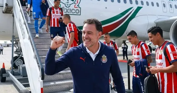 Ilustración digital de Gabriel Milito bajando del avión de la Selección Mexicana