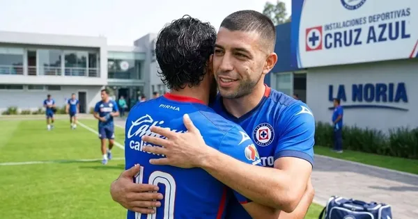 Ilustración digital de Erik Lira abrazando a un compañero de Cruz Azul