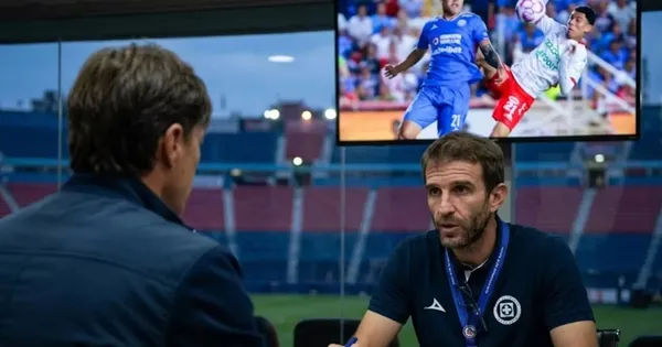 Ilustración digital de Iván Alonso negociando en pleno Cruz Azul vs Necaxa