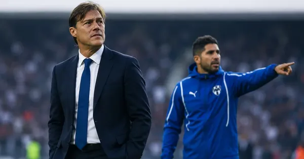 Matías Almeyda y de fondo, Jair Pereira.