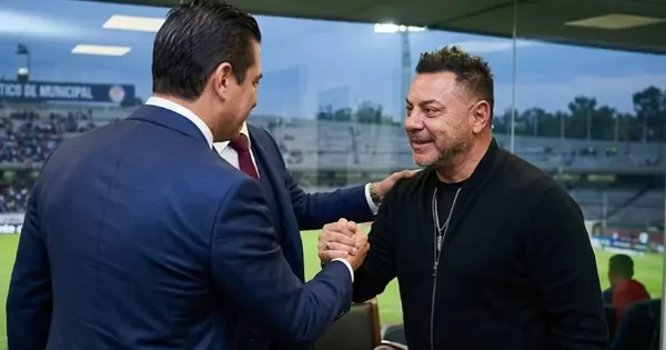 Ilustración digital de Antonio Mohamed negociando con un directivo