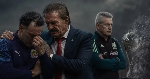 Ricardo La Volpe consolando a Gabriel Milito y detrás Javier Aguirre.