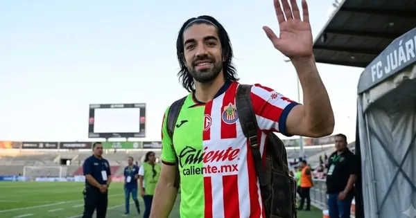 Rodolfo Pizarro con la camiseta de Chivas y FC Juárez.