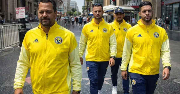 Santiago Baños junto al equipo de trabajo americanista caminando por las calles de Estados Unidos.
