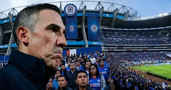 Vicente Sánchez junto a la aficion de Cruz Azul. (Imagen generada por IA)