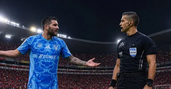 El delantero francés reclamó fuertemente una acción que pudo cambiar el duelo.