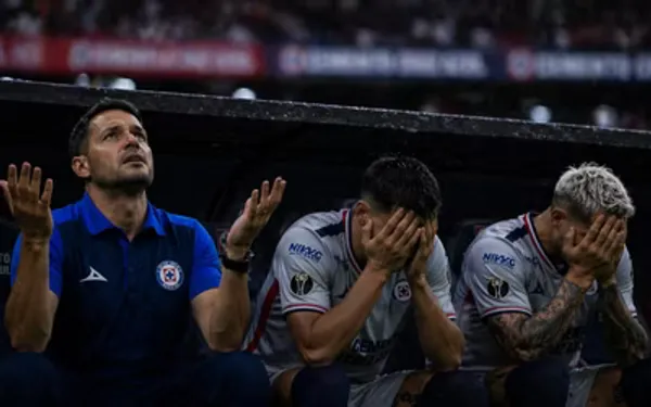 Nicolás Larcamón y los jugadores de Cruz Azul no pudieron evitar reaccionar al empate.