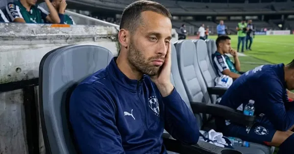 Sergio Canales no salió a calentar junto a sus compañeros en el Rayados vs. Puebla