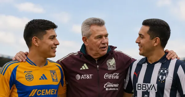 Aficionados de Tigres y Rayados junto a Javier Aguirre.