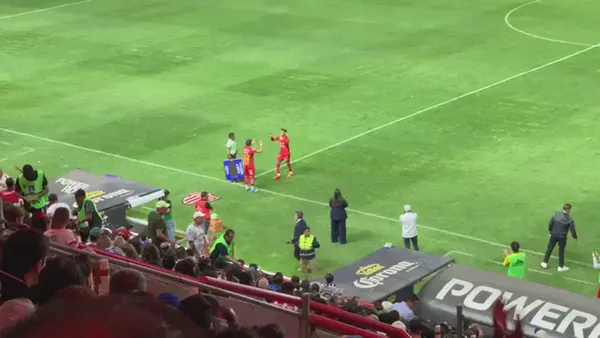 (VIDEO) Chicote Calderón encara a la afición de Chivas y les manda polémica señal