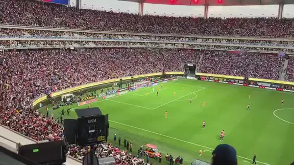 El VAR vuelve al centro de la polémica en el Chivas vs Tigres tras posible error en la trazada del fuera de lugar