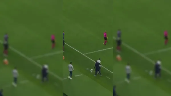 (VIDEO) Lo que hizo Efraín Juárez cuando Jardine intentó despedirse de el