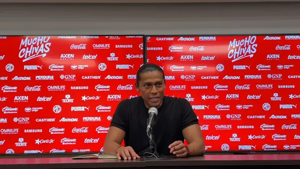 Joel Huiqui levanta la mano para dirigir a Cruz Azul el próximo torneo