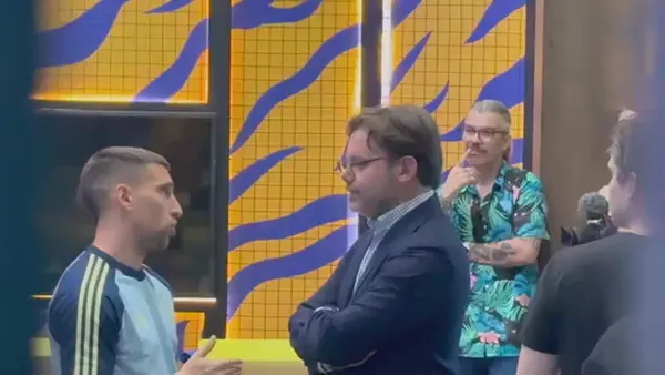 ¿Los regañó? Captaron a Mauricio Doehner charlando con Fernando Gorriarán y otro jugador de Tigres
