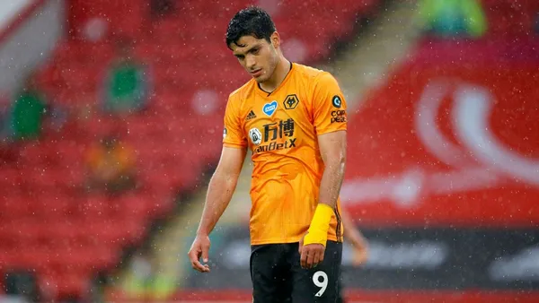 A Raúl Jiménez lo dejaron en la banca y todo sería por decisión de la directiva quien lo quiere sacar del club