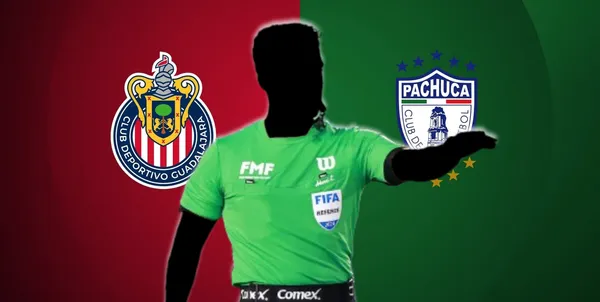 Ábitro incógnito junto a los escudos de Chivas y Pachuca / FOTO AS MÉXICO
