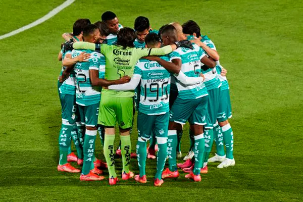 Además de Eduardo Aguirre, otro par de futbolistas de Santos podrían ir a Chivas tras caer en cuartos de final ante Tigres.