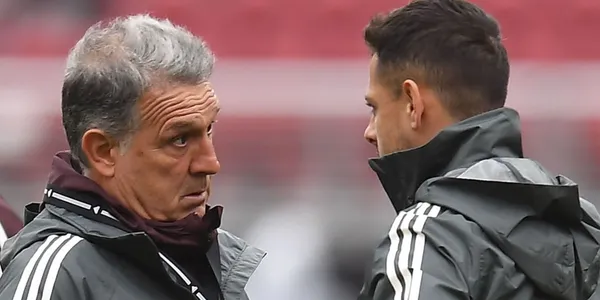 Además de meter mujeres a la concentración, Chicharito cometió un acto imperdonable que Martino no olvida