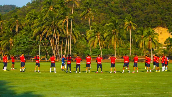 Además de Uriel Antuna y Alejandro Mayorga, otros futbolistas podrían salir de Chivas para poder pagar el salario de Rodolfo Pizarro.