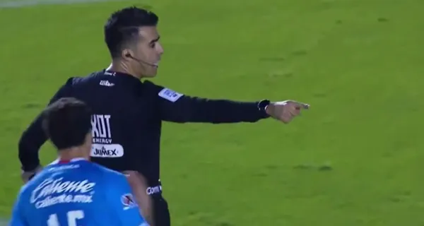 Adonai Escobedo pita penal al minuto 88 en contra de Cruz Azul (Fuente: TUDN)
