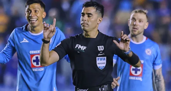 Adonai Escobedo sanciona el penal para el América en la semifinal (Fuente: Mexsports)