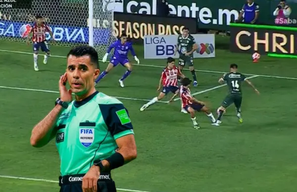 Adonai Escobedo y jugada del partido Chivas contra León./ Foto Univisión.
