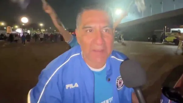 Aficionado de Cruz Azul a las afueras de CU (Foto: Record)