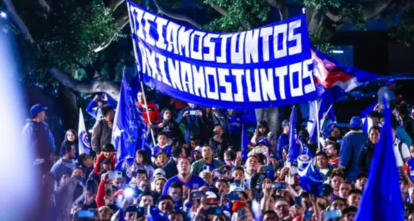 Aficionados de Cruz Azul alientan en el hotel de concentración (Fuente: Vamos Cruz Azul)