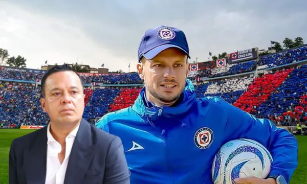Aficionados de Cruz Azul realizan un mosaico en el estadio de la Ciudad de los Deportes (Fuente: Récord)