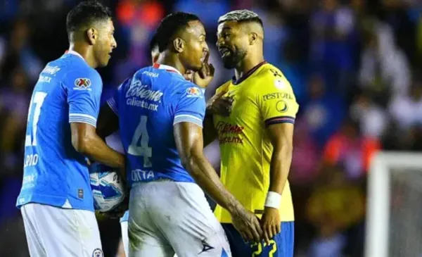 Aguirre en una bronca con el jugador Wilder Ditta (Fuente: Mexsports)