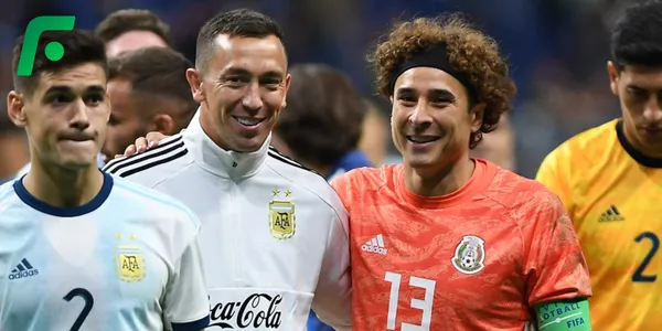 Agustín Marchesín y Guillermo Ochoa (Fuente: MEXSPORT)