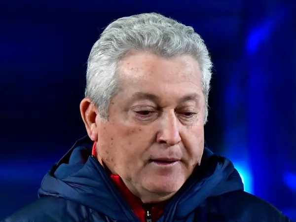 Al interior de Chivas se busca el reemplazo de Victor Vucetich, por lo que la opción más viable es Jaime Lozano, pues su gran hazaña en Juegos Olímpicos le abrió las puertas en todo el mundo, pero de no asumir el reto con Chivas Antonio Mohamed sería el plan B