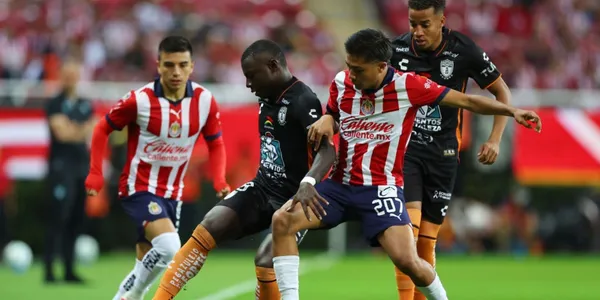Al minuto 18, César Arturo Ramos marcó un penal a favor de las Chivas, pero después cambió su decisión
