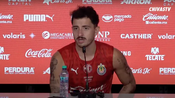 Alan Mozo en conferencia de prensa de Chivas