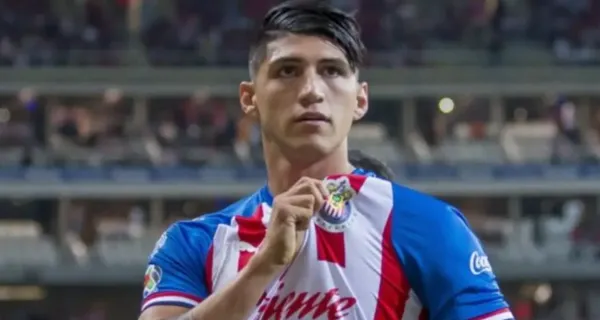 Alan Pulido besa el escudo del combinado de las Chivas (Fuente: Mexsports)