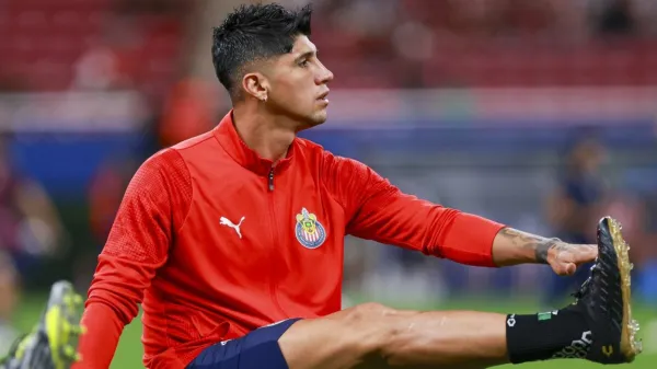 Alan Pulido durante el entrenamiento de Chivas