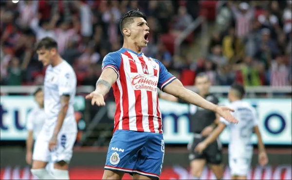 Alan Pulido no estaría dispuesto a reducir su salario para jugar en Chivas entre otras posibles razones.