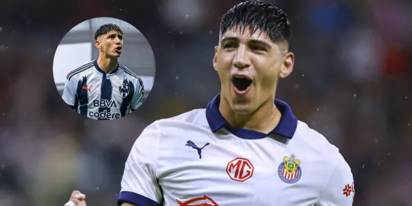 Alan Pulido reacciona a una imagen suya con el jersey de Rayados
