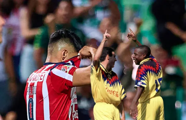 Alan Pulido tapándose la cara y ex jugador del América /Foto Diario AS.