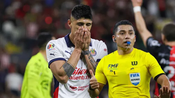 Alan Pulido y Víctor Cáceres (Foto: MEXSPORT)
