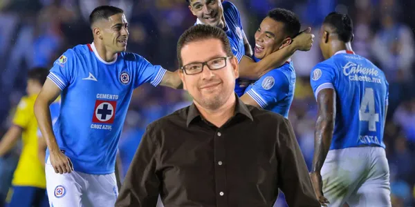 Alejandro Gómez y al fondo el equipo de Cruz Azul (Foto: GettyImages)