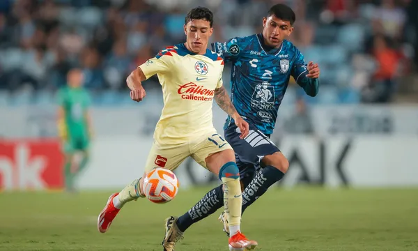 Alejandro Zendejas disputa una pelota ante un jugador de Pachuca / América