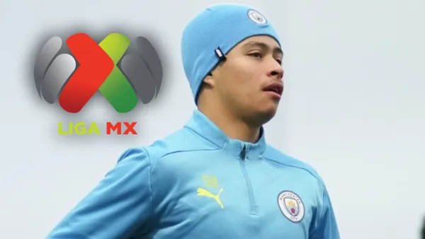 Álex Alcalá durante su etapa en el Manchester City