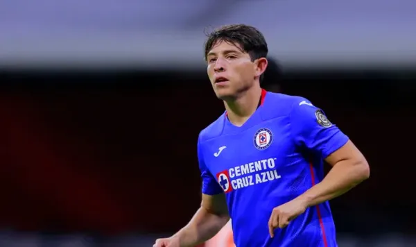 Alexis Gutiérrez juega con la playera de Cruz Azul en el estadio Azteca/ Imago 7